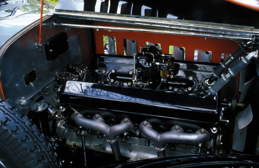 Моторный отсек Hispano-Suiza J12 Convertible Victoria by D’Ieteren Freres 1936 года  (фото 2 из 2)